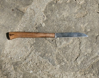 Cuchillo de cocina pequeño con mango de madera de olivo.