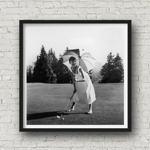Audrey Hepburn jugando al golf / 1955 / Póster de calidad museística