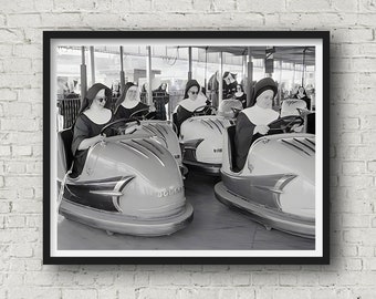 Monjas montando coches chocadores 1962, fotografía retro divertida, arte de pared vintage, impresión fotográfica divertida, impresión de calidad musum