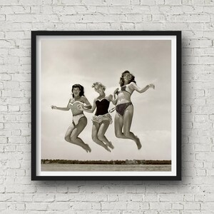 Bettie Page, Carol Jean Lauritzen & Kathy Stanley Jumping / 1954 / Impresión de calidad de museo