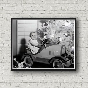 クリスマスツリーの下の乗用車に乗った子供、ビンテージ写真プリント、ホリデーデコレーション、クリスマスプリント、美術館品質のプリント