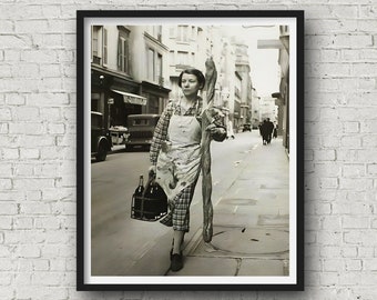 Mujer con baguette y vino / París, Francia / 1945 / Impresión de calidad de museo