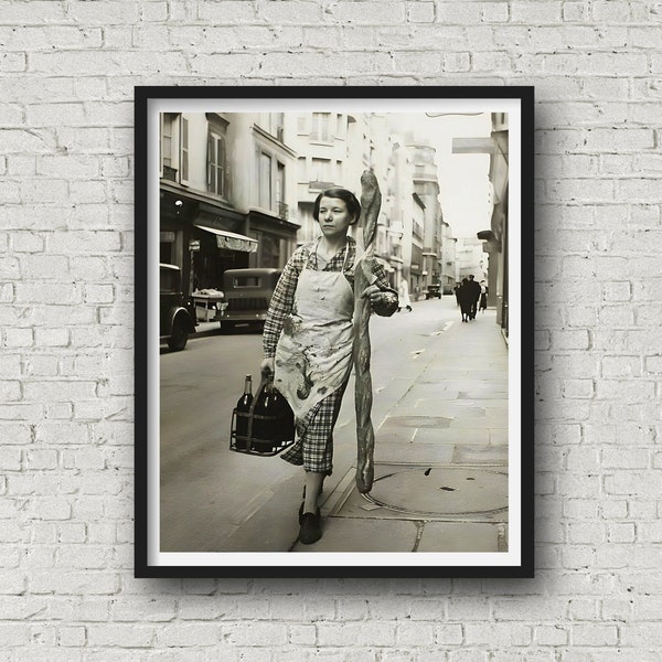 Femme avec baguette et vin | Paris, France | 1945 | Impression de qualité muséale