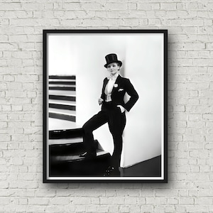 Vrouw poseert met pak en hoge hoed, vintage mode fotografie, glamour kamer kunst aan de muur, museum kwaliteit print
