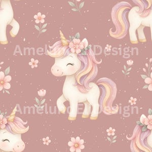 Könnte beinhalten: Ein sich wiederholendes Muster aus Aquarell-Einhörnern mit floralen Akzenten auf einem staubrosafarbenen Hintergrund. Die Einhörner haben pastellfarbene Mähnen und Schwänze und tragen Blumenkränze. Das Bild hat den Text "Amelu Design".