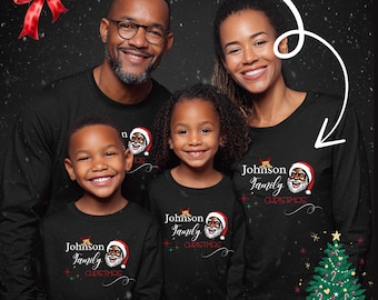 Puede incluir: Camisetas negras de manga larga con temática navideña. Cada camiseta presenta el texto "Johnson Family Christmas" y un gráfico de Papá Noel. La imagen muestra una familia de cuatro.