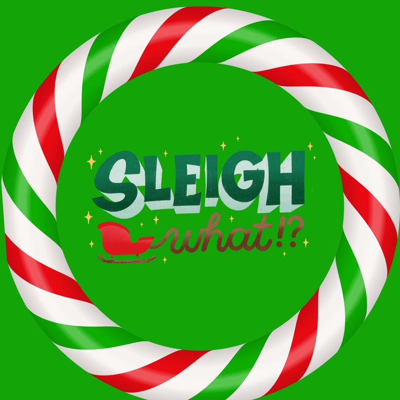 Puede incluir: Un c&iacute;rculo verde y rojo con rayas de bast&oacute;n de caramelo con el texto "SLEIGH what!?" en una fuente verde, azul y blanca. Un trineo rojo con adornos blancos se encuentra en la esquina inferior izquierda del c&iacute;rculo.