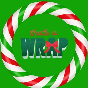 Puede incluir: Un c&iacute;rculo verde y blanco con rayas de caramelo de ca&ntilde;a con un lazo rojo y el texto "that's a WRAP" en letras verdes y blancas.