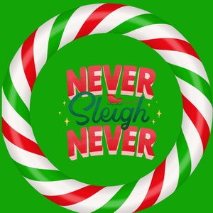 Puede incluir: Un c&iacute;rculo de rayas rojas y verdes como una ca&ntilde;a de az&uacute;car con el texto "NEVER Sleigh NEVER" en una fuente estilizada.