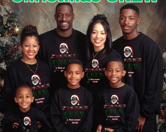 Puede incluir: Retrato familiar con personas que visten sudaderas negras a juego. Las sudaderas muestran un gráfico de Papá Noel con el texto "Christmas CREW" en verde y rojo. La frase "Making Memories Together" también está impresa.