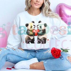 Clipart de panda de acuarela para el día de San Valentín: panda de dibujos animados con un corazón para DTG, tazas, vasos, sublimación y álbumes de recortes - PNG digital
