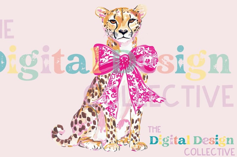 Pu&ograve; includere: Un ghepardo con un fiocco rosa &egrave; seduto su uno sfondo rosa chiaro. Il testo "The Digital Design Collective" &egrave; scritto in colori arcobaleno sotto il ghepardo.