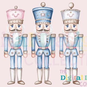 Può includere: Tre illustrazioni di schiaccianoci ad acquerello. Gli schiaccianoci indossano uniformi blu con dettagli dorati e hanno barbe bianche. Gli schiaccianoci hanno cappelli di diversi colori: rosa, blu e bianco.
