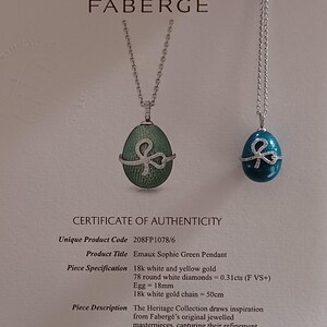 Puede incluir: Un certificado de autenticidad para un colgante Faberg&eacute; Emaux Sophie Green. El colgante es un amuleto verde en forma de huevo con una cadena de oro blanco. El certificado indica que el colgante est&aacute; hecho de oro blanco y amarillo de 18 quilates con 78 diamantes blancos redondos que suman 0,31 quilates. El huevo tiene un di&aacute;metro de 18 mm y la cadena mide 50 cm de largo.
