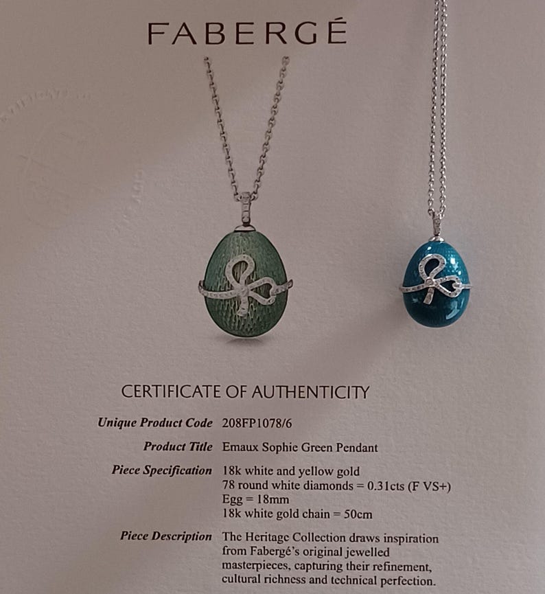 Puede incluir: Un certificado de autenticidad para un colgante Faberg&eacute; Emaux Sophie Green. El colgante es un amuleto verde en forma de huevo con una cadena de oro blanco. El certificado indica que el colgante est&aacute; hecho de oro blanco y amarillo de 18 quilates con 78 diamantes blancos redondos que suman 0,31 quilates. El huevo tiene un di&aacute;metro de 18 mm y la cadena mide 50 cm de largo.