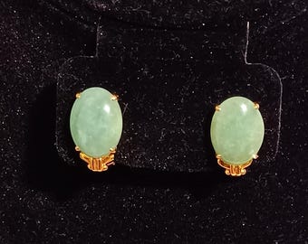 Pendientes vintage Estate de oro amarillo de 18 quilates/750 con cabujón verde ovalado teñido de jade/jadeíta de 13,64 quilates con cierre Omega