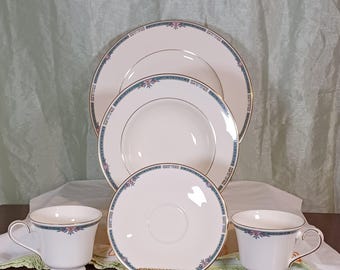 Selección de platos de porcelana fina inglesa Royal Doulton Ashley H5181 con borde dorado y banda verde azulado y diseño floral rosa: platos para la cena, tazones para sopa, tazas de té y platillos
