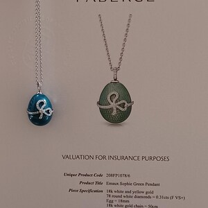 Puede incluir: Un colgante de esmalte verde y blanco en forma de huevo con una cinta engastada con diamantes. El colgante est&aacute; en una cadena de oro blanco. El colgante forma parte de la colecci&oacute;n Faberg&eacute; Emaux Sophie Green. El texto de la imagen dice: "Faberg&eacute;", "Valuation for Insurance Purposes", "Unique Product Code 208FP1078/6", "Product Title Emaux Sophie Green Pendant", "Piece Specification 18k white and yellow gold 78 round white diamonds = 0.31cts (F VS+) Egg = 18mm 18k white gold chain = 50cm", "Replacement Retail Value &pound;5,400.00 (GBP) Excluding VAT (Five Thousand Four Hundred British Pound)"