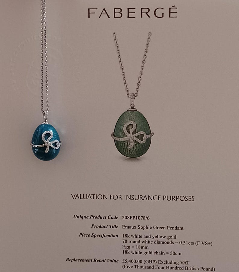 Puede incluir: Un colgante de esmalte verde y blanco en forma de huevo con una cinta engastada con diamantes. El colgante est&aacute; en una cadena de oro blanco. El colgante forma parte de la colecci&oacute;n Faberg&eacute; Emaux Sophie Green. El texto de la imagen dice: "Faberg&eacute;", "Valuation for Insurance Purposes", "Unique Product Code 208FP1078/6", "Product Title Emaux Sophie Green Pendant", "Piece Specification 18k white and yellow gold 78 round white diamonds = 0.31cts (F VS+) Egg = 18mm 18k white gold chain = 50cm", "Replacement Retail Value &pound;5,400.00 (GBP) Excluding VAT (Five Thousand Four Hundred British Pound)"