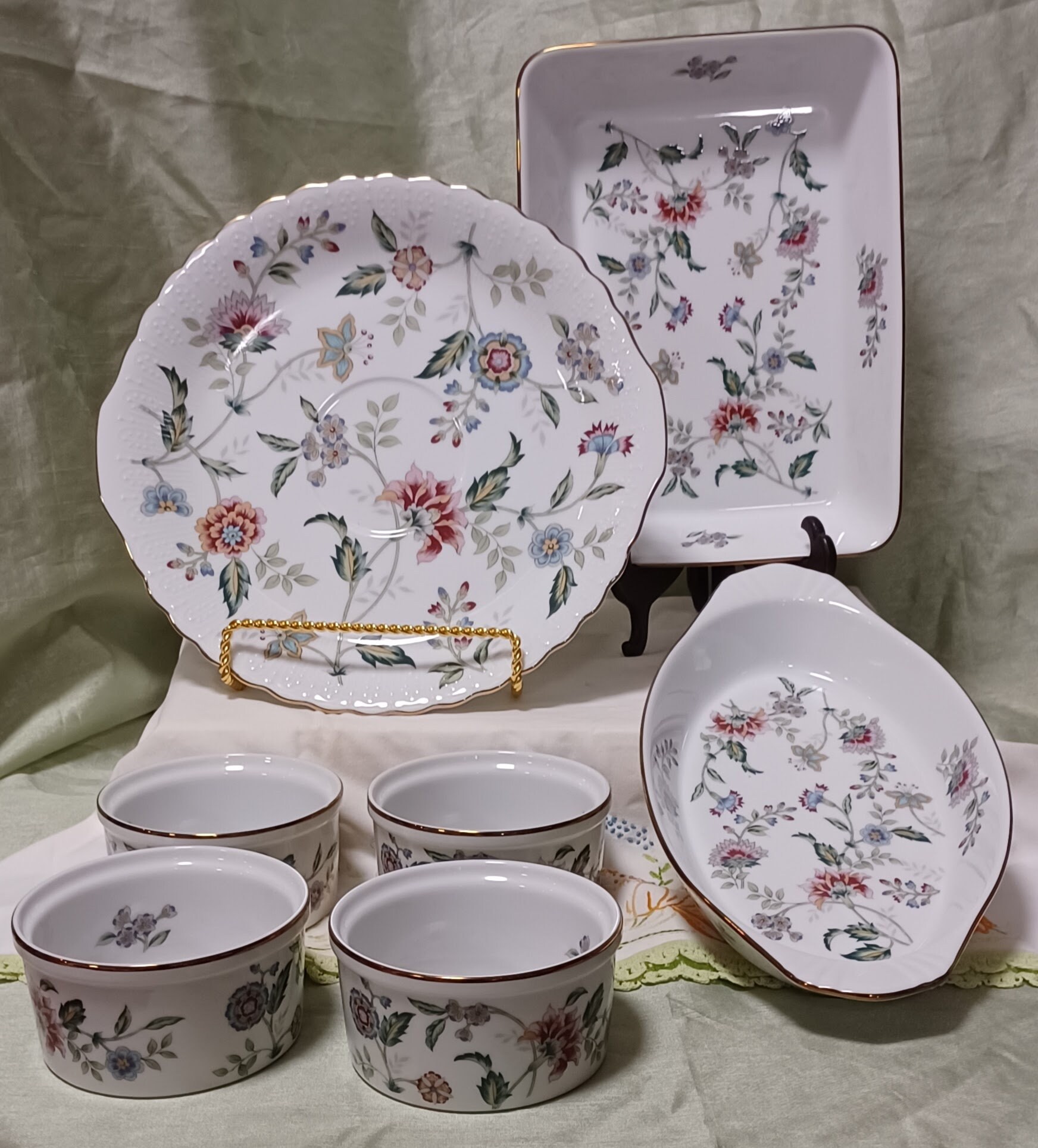 Andrea by Sadek Buckingham White with Multi Jacobean Floral Gold Trimmed Serving Set Baking Dishes Handled Serving Plate and 4 Ramekins