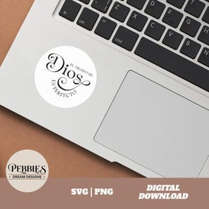 May include: A white circle sticker with black text that reads "El tiempo de Dios es perfecto" which translates to "God's time is perfect".