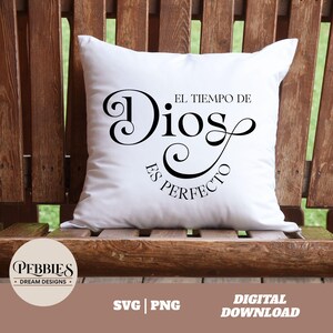 May include: White throw pillow with black text that reads "El Tiempo de Dios es Perfecto".