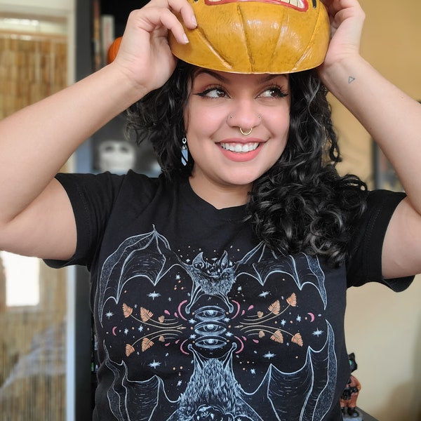 Shirt met korte mouwen "Vampire Bat" Unieke Artist Design Halloween Spooky Fall Printed Tee Design grafische heren vrouwen unisex grunge punk goth