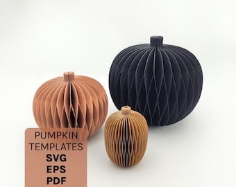 Può includere: Tre zucche di carta a nido d'ape nei colori nero, terracotta e marrone chiaro. Un riquadro rettangolare a sinistra mostra il testo PUMPKIN TEMPLATES SVG EPS PDF. Le zucche presentano una struttura a fisarmonica nervata con un gambo centrale.
