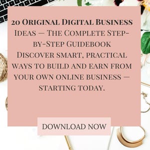 Op de afbeelding: Een laptoptoetsenbord, bloemen en accessoires omringen een roze rechthoek met de tekst: "20 Original Digital Business Ideas - The Complete Step-by-Step Guidebook". De tekst moedigt aan om een online bedrijf op te bouwen.