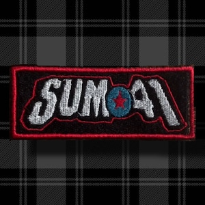 Puede incluir: Un parche bordado negro con la palabra "SUM 41" en letras blancas y una estrella roja en un círculo azul.