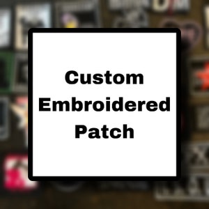 Peut inclure: Un carré blanc avec du texte noir qui dit "Custom Embroidered Patch". Le carré est entouré d'une bordure noire et se trouve devant un arrière-plan flou de divers patchs.