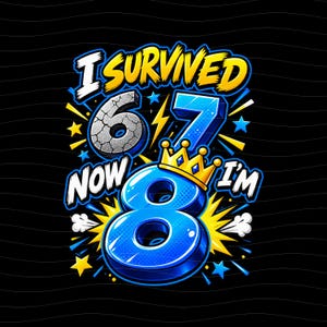 Op de afbeelding: Een grafisch ontwerp met de tekst I SURVIVED 6 7 NOW I'M 8. Het cijfer 6 is grijs met een gebarsten textuur, de 7 is blauw met een stippenpatroon en de 8 is groot, blauw en bekroond met een gele kroon tegen een zwarte achtergrond.