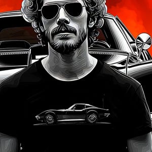 Może przedstawiać: Czarno-biała grafika przedstawiająca mężczyznę w okularach przeciwsłonecznych i czarnym t-shircie z motywem samochodu. Klasyczny czarny samochód sportowy znajduje się za mężczyzną na czerwonym tle.