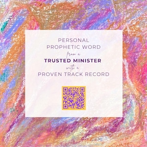 Op de afbeelding: Een wit vierkant met een paarse rand en tekst die luidt "PERSONAL PROPHETIC WORD from a TRUSTED MINISTER with a PROVEN TRACK RECORD". Een QR-code bevindt zich in het midden onderaan het vierkant. De achtergrond is een kleurrijk abstract schilderij in tinten roze, paars, blauw en geel.
