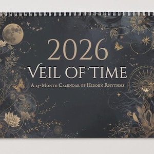 Könnte beinhalten: Ein Spiral-Kalender für 2026 mit dunklem Hintergrund und himmlischem Design. Auf dem Cover steht "2026 Veil of Time" und "A 13-Month Calendar of Hidden Rhythms". Das Design zeigt Mond, Schmetterlinge und florale Elemente in Gold und Weiß.