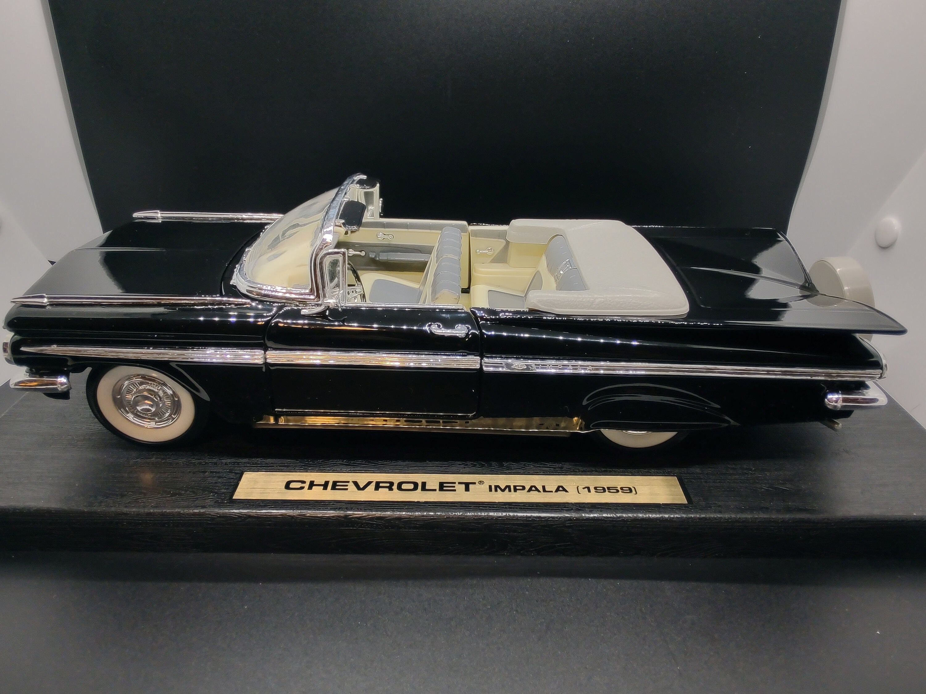 Road Legends 1959 Chevrolet Impala #92118 1:18 - Etsy display picture 1