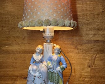 Lámpara de porcelana japonesa vintage de mediados de siglo, estilo victoriano, con cableado nuevo.