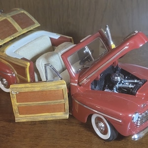 Signature Series 1946 Ford Sportsman Woody Super Deluxe Convertible, rare red 1:18