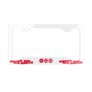 Puede incluir: Un marco de matrícula rectangular transparente con esquinas redondeadas. El marco tiene dos agujeros para el montaje. La sección inferior presenta el texto rojo "OEE" y varias tiras adhesivas rojas con texto blanco.