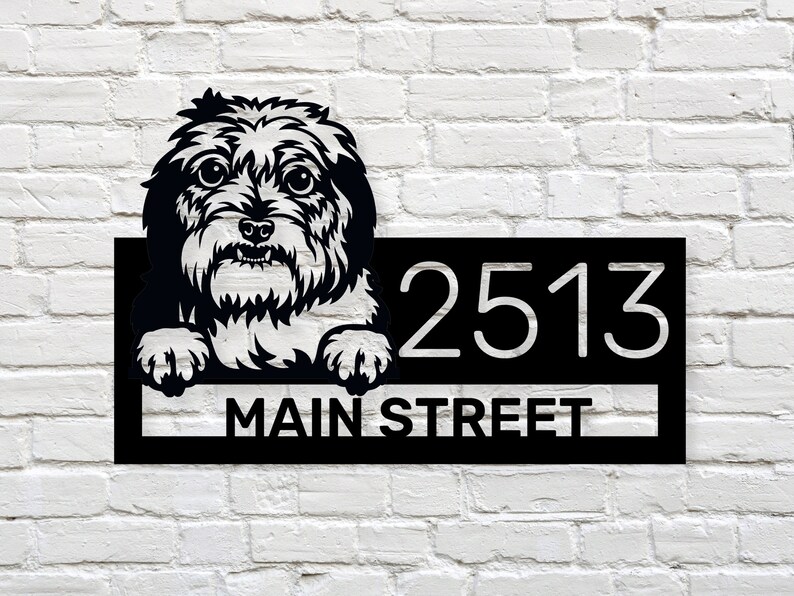 Puede incluir: Placa de n&uacute;mero de casa de metal negro con un perro blanco asom&aacute;ndose por la parte superior. La placa dice "2513 Main Street".