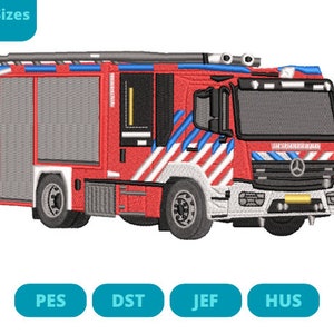 Pode incluir: Caminhão de bombeiros vermelho e branco com uma escada no topo. O caminhão tem uma faixa azul na lateral e as palavras "BRANDWEHR" na frente.