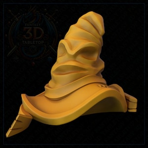 Puede incluir: Un sombrero de mago de tela amarillo con una parte superior puntiaguda y una cara esculpida en la parte delantera. El sombrero está diseñado para ser utilizado como una pieza de juego de mesa.