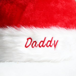 Chapéu de Papai Noel de Pelúcia Personalizado: Decoração de Natal Bordada para a Família