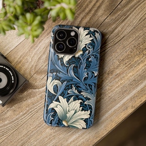 Funda para teléfono William Morris Lily Whorls / Funda para iPhone 16/15/14 con diseño de arte y manualidades / Regalo con estampado floral elegante / Regalo único para el mejor amigo