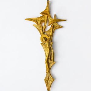 Crocifisso brutalista in ottone ispirato al dipinto di Dalì, Spagna, anni '80