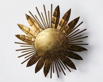 ゴールドの太陽の顔の円盤と届く光線 - 古代エジプトのアケナテン神を