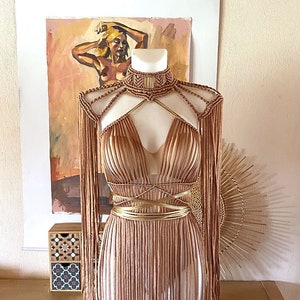 Makramee-Kleid der griechischen Göttin in Terrakotta und Gold mit Makramee-Schulterklappen, Festival-Set, Burning-Man-Festival-Outfit, Kleopatra-Kleid