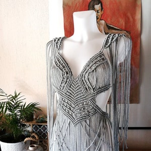 Robe de soirée rave, tenue de festival femme, robe de déesse de l&#39;argent, robe de festival en macramé, tenue de rave femme, tenue Burning man, robe Cléopâtre