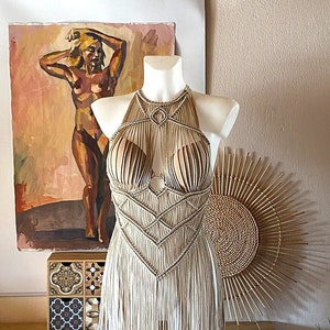 Robe de déesse en or, robe longue Rave pour femme, tenue Burning man, tenue de festival, tenue de festival Burning man, robe de festival en macramé