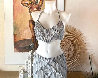 Zilveren macramé-festivaloutfit: set top en rok